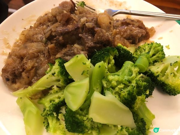 洋蔥薯角牛柳粒伴西蘭花