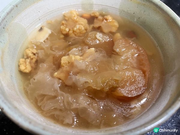 滿滿膠質 滋陰潤肺「黃耳雪耳蘋果百合湯」