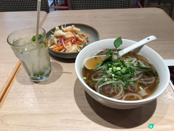 青檸梳打好飲，牛展嫩滑juicy,湯底濃郁👍，鳳爪沙律酸酸地...