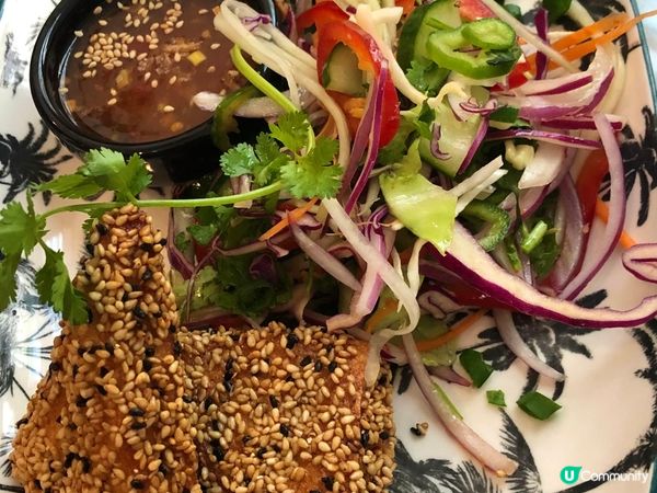 利東街頗旺場的酒吧食店，貪佢有樓上開放式窗戶設計，空氣流通，...