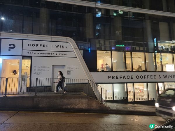 中環多咗間兩層高以純白色落地玻璃設計嘅coffee shop...
