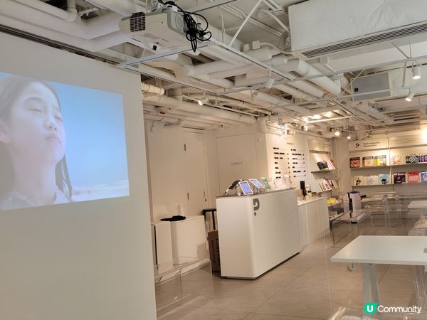 中環多咗間兩層高以純白色落地玻璃設計嘅coffee shop...