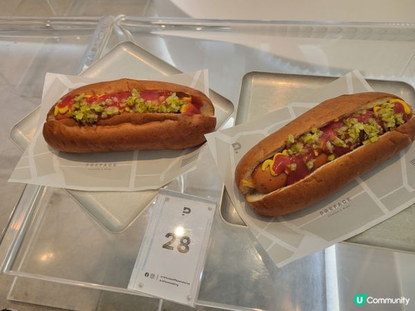 中環多咗間兩層高以純白色落地玻璃設計嘅coffee shop...