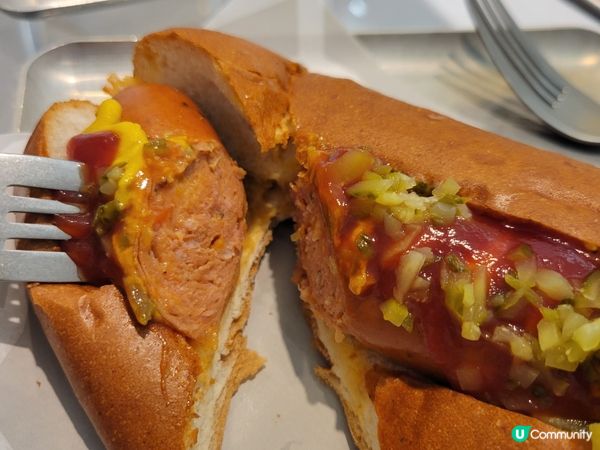 中環多咗間兩層高以純白色落地玻璃設計嘅coffee shop...