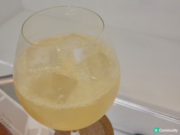 中環多咗間兩層高以純白色落地玻璃設計嘅coffee shop...