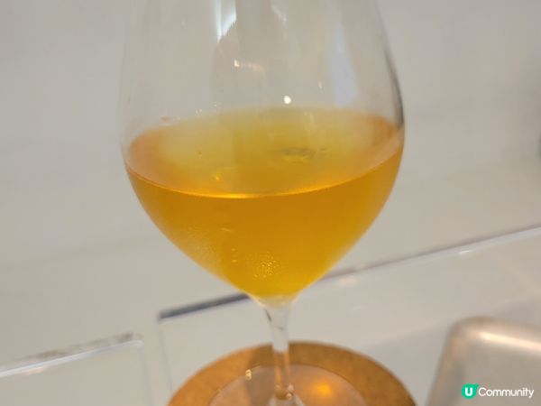 中環多咗間兩層高以純白色落地玻璃設計嘅coffee shop...