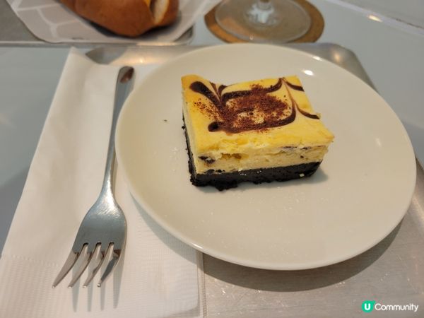 中環多咗間兩層高以純白色落地玻璃設計嘅coffee shop...