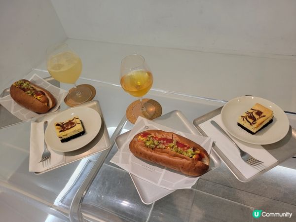 中環多咗間兩層高以純白色落地玻璃設計嘅coffee shop...