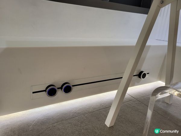 中環多咗間兩層高以純白色落地玻璃設計嘅coffee shop...