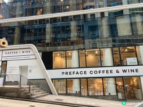 繁忙中環路上，有一間2層全白色落地玻璃 既cafe，簡約設計...