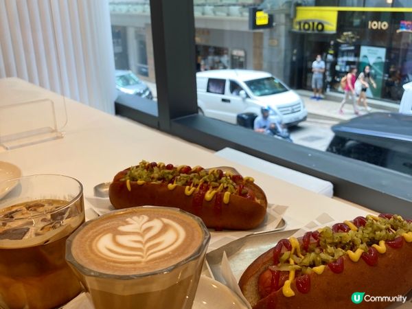 繁忙中環路上，有一間2層全白色落地玻璃 既cafe，簡約設計...