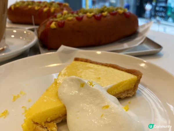 繁忙中環路上，有一間2層全白色落地玻璃 既cafe，簡約設計...