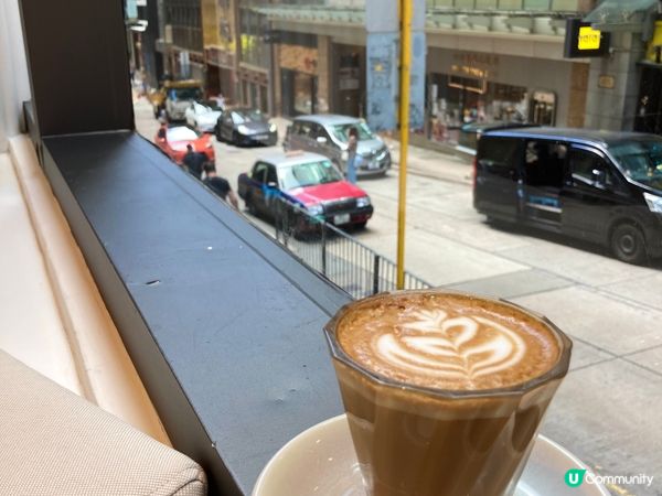 繁忙中環路上，有一間2層全白色落地玻璃 既cafe，簡約設計...