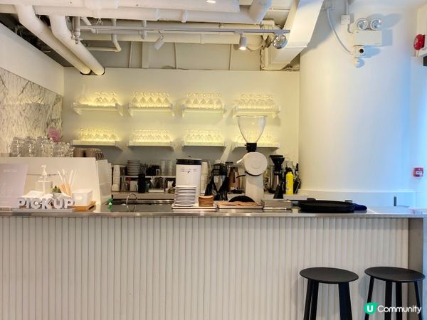繁忙中環路上，有一間2層全白色落地玻璃 既cafe，簡約設計...