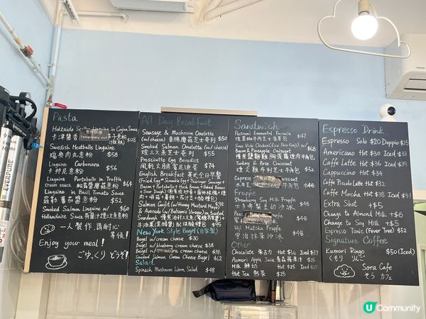 簡單的藍白裝修十分舒適，配上特色拉花的精緻咖啡，慢慢品嘗咖啡...