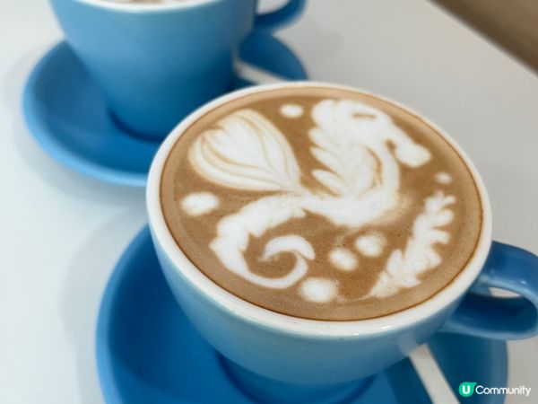 簡單的藍白裝修十分舒適，配上特色拉花的精緻咖啡，慢慢品嘗咖啡...