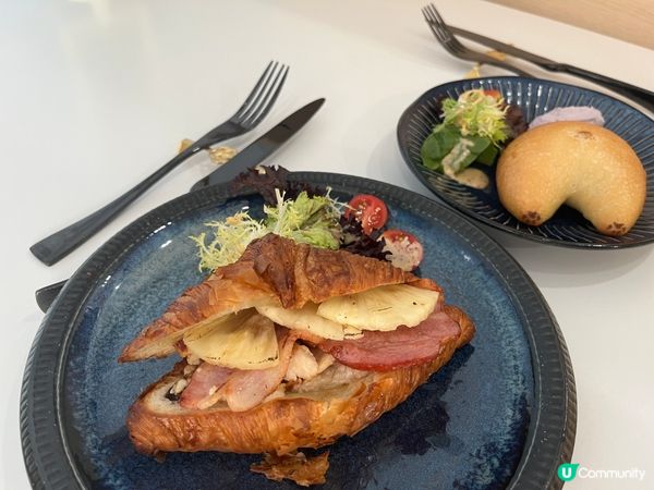 簡單的藍白裝修十分舒適，配上特色拉花的精緻咖啡，慢慢品嘗咖啡...