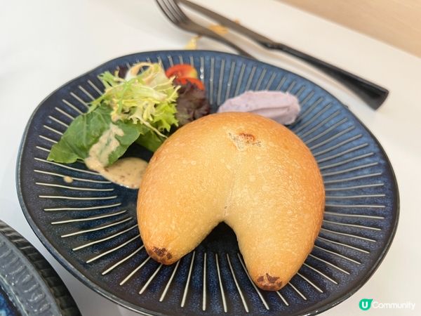 簡單的藍白裝修十分舒適，配上特色拉花的精緻咖啡，慢慢品嘗咖啡...