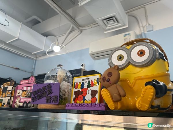 簡單的藍白裝修十分舒適，配上特色拉花的精緻咖啡，慢慢品嘗咖啡...