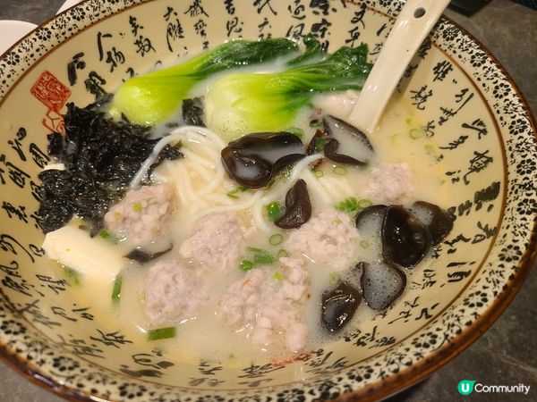 甜酸生魚片、櫻花蝦四季豆、滑肉米線全部都好食。