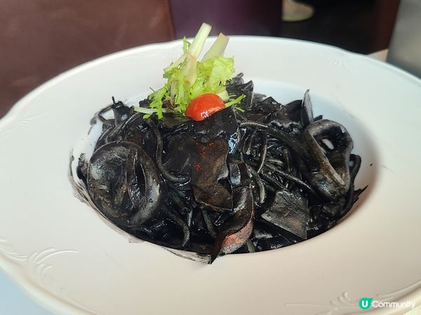 賣相不討好的黑松露雜菌意大利飯同黑到極點的墨汁墨魚意大利粉，...