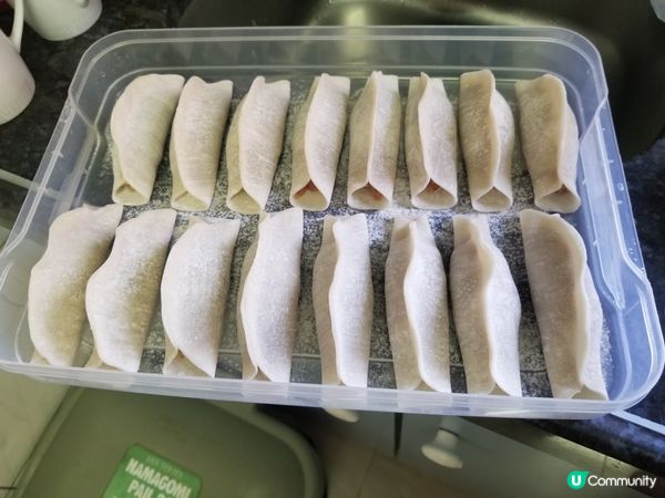 晚餐 : 姬松茸舞松茸鹿茸菇蟲草花烏雞湯 手工鍋貼