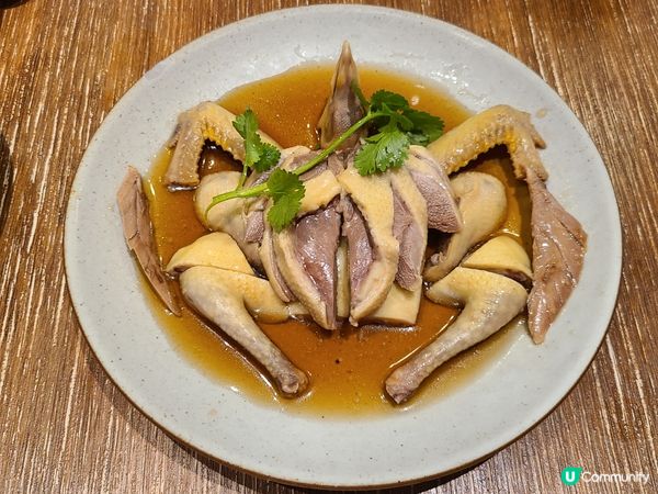 陳醋海蜇頭、醉鴿、乾煸四季豆、菜肉雲吞，兩個人都食唔曬。