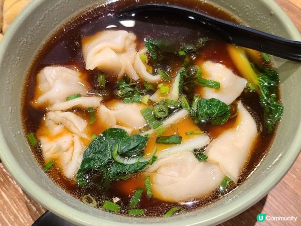 陳醋海蜇頭、醉鴿、乾煸四季豆、菜肉雲吞，兩個人都食唔曬。