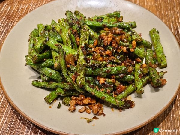 陳醋海蜇頭、醉鴿、乾煸四季豆、菜肉雲吞，兩個人都食唔曬。