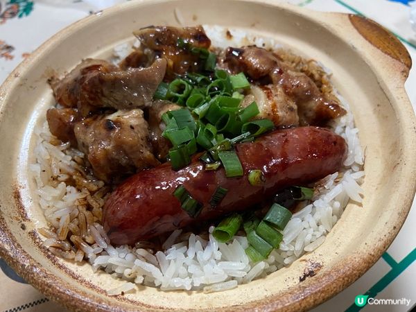 天氣涼涼哋，食煲仔飯至啱😋 介紹番，呢個係臘腸豉汁排骨煲仔飯...