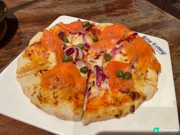 脆皮燒豬肘配酸椰菜及脆炸薯仔