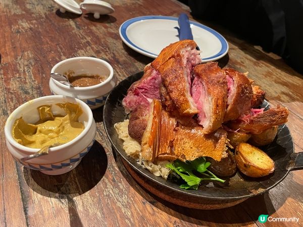 脆皮燒豬肘配酸椰菜及脆炸薯仔