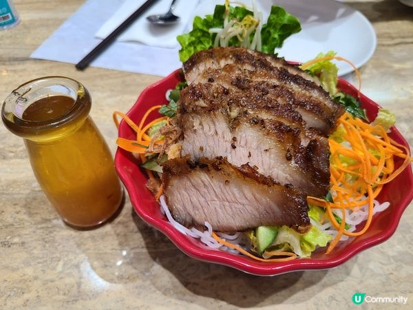 泰式豬頸肉撈檬、海鮮椰汁揶青飯，兩個都好味，但個飯多到食唔曬...