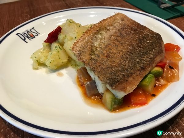 香煎盲鱈魚柳好好味，外皮煎得香脆，但肉質鮮嫩，我敢講「唔喜歡...