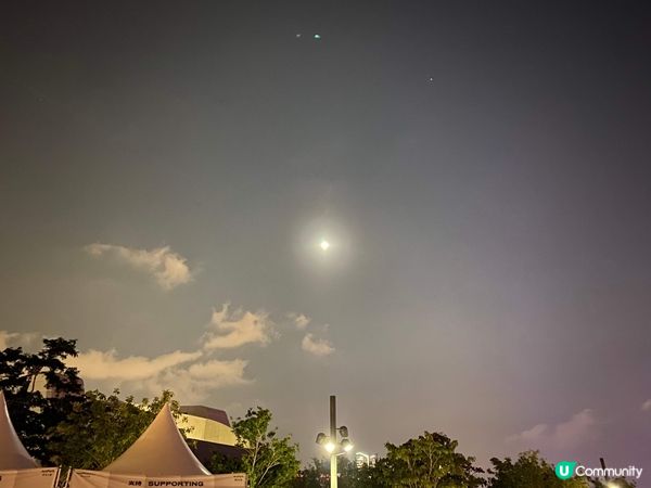 明月幾時有？把酒問青天。不知天上宮闕，今夕是何年？
