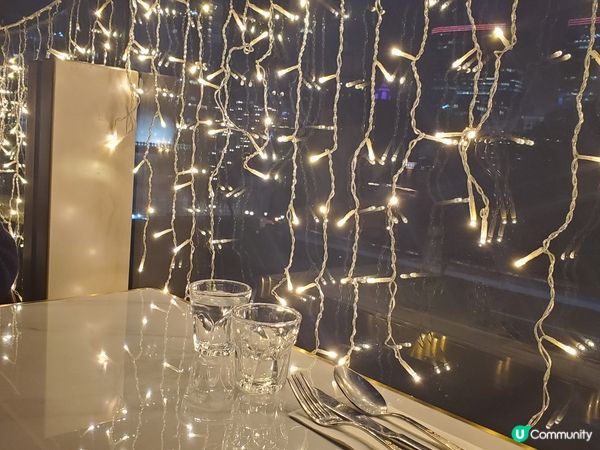 今次來到這間餐廳吃晚飯，主打特色是法餐料理及海鮮。一去到就看...