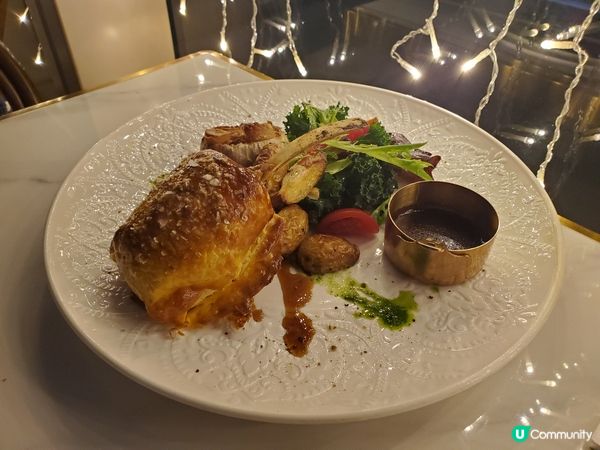 今次來到這間餐廳吃晚飯，主打特色是法餐料理及海鮮。一去到就看...