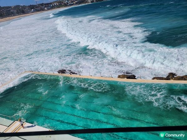 在這個餐廳可以觀賞到Bondi Beach的巨浪，和連接著的...