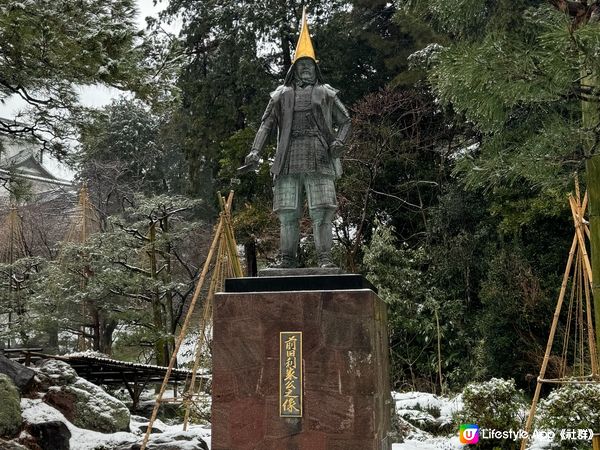 白雪紛飛下雪白之城堡金澤城