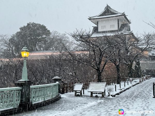 白雪紛飛下雪白之城堡金澤城