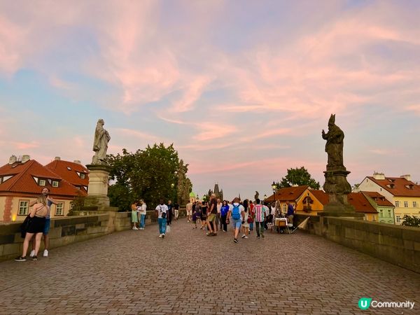 黃昏時的布拉格查理大橋