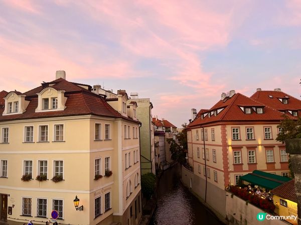 黃昏時的布拉格查理大橋