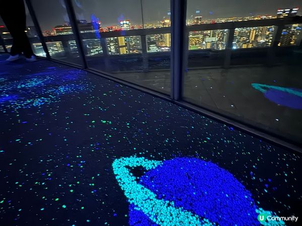 大阪梅田藍天大樓-空中庭園展望台， 到達大樓乘坐扶手電梯到達...