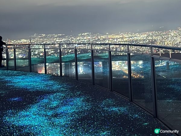大阪梅田藍天大樓-空中庭園展望台， 到達大樓乘坐扶手電梯到達...