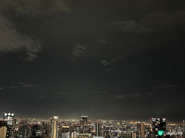大阪梅田藍天大樓-空中庭園展望台， 到達大樓乘坐扶手電梯到達...