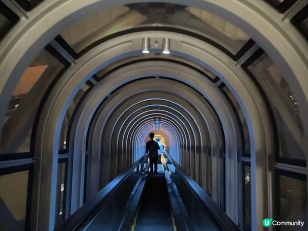 大阪梅田藍天大樓-空中庭園展望台， 到達大樓乘坐扶手電梯到達...