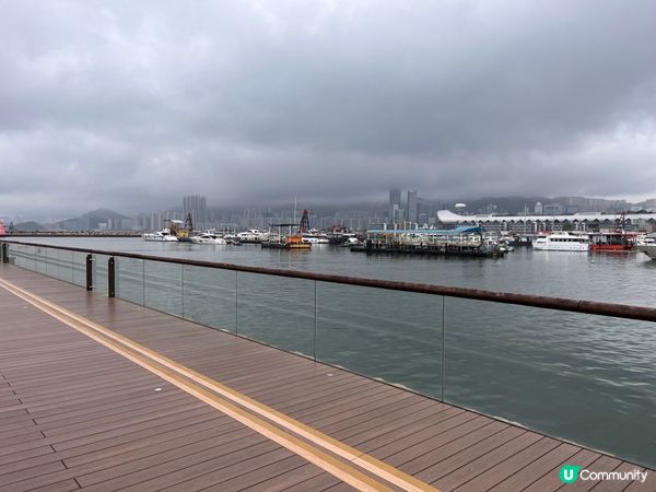 夏天最適合去海邊、沙灘散步，觀塘海濱、貝澳泳灘都係一個好選擇...