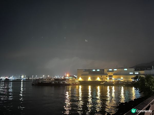夜間生活夜繽紛，打卡熱點多處是，樂而忘返還盡興。遇到