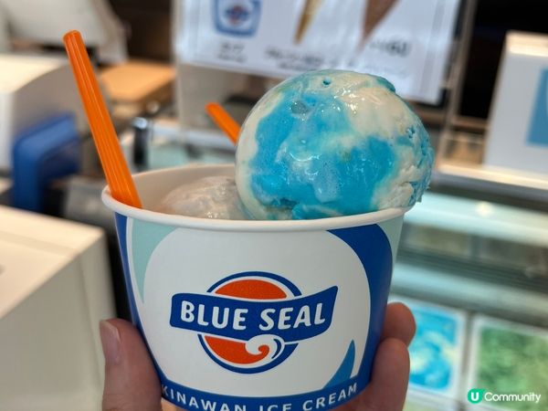 沖繩的美麗海水族館是必去景點之一，有一條很大的鯨鯊，並且有很...