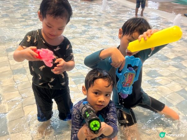 同小朋友去過海洋公園睇海獅同埋去水上樂園玩